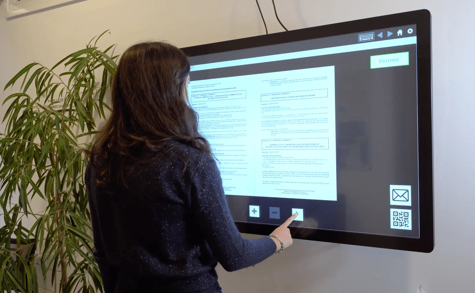 Consultation de l’affichage légal sur un écran tactile mural