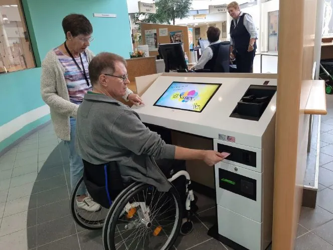 Borne tactile d’accueil en mairie utilisée par un administré