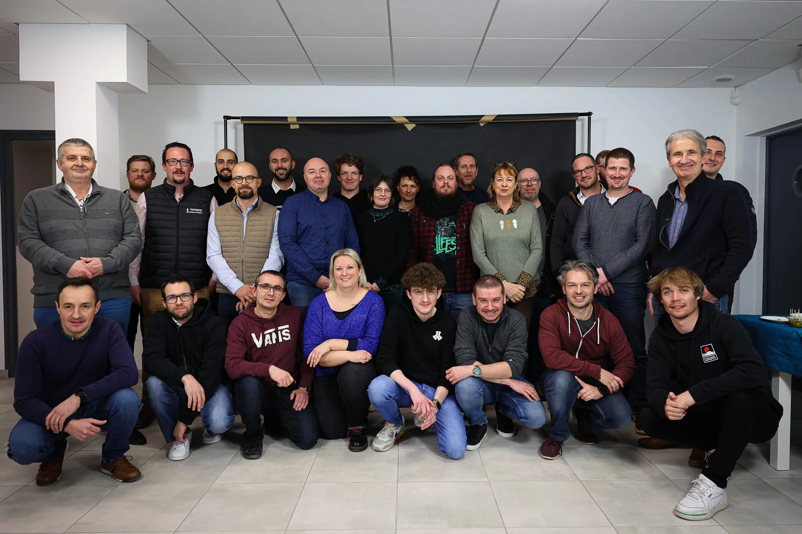 Photo de groupe des salariés d’Intersysteme et de Topensi dans les locaux de Calais