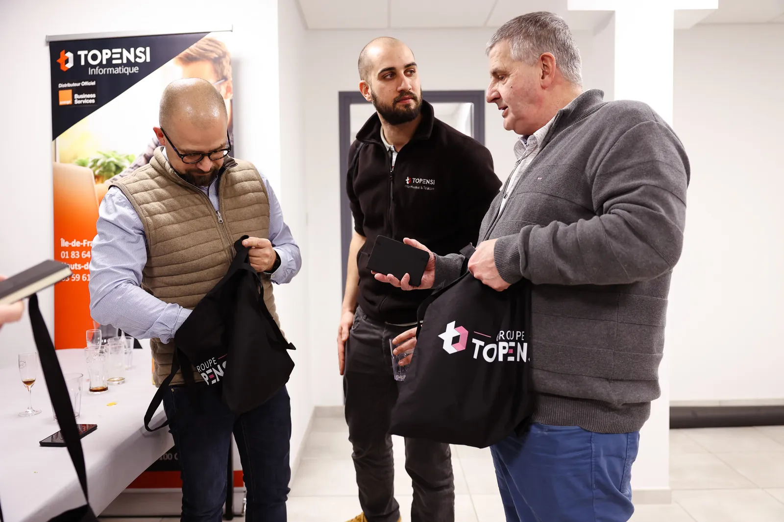 Remise de sacs Topensi aux collaborateurs d’Intersysteme