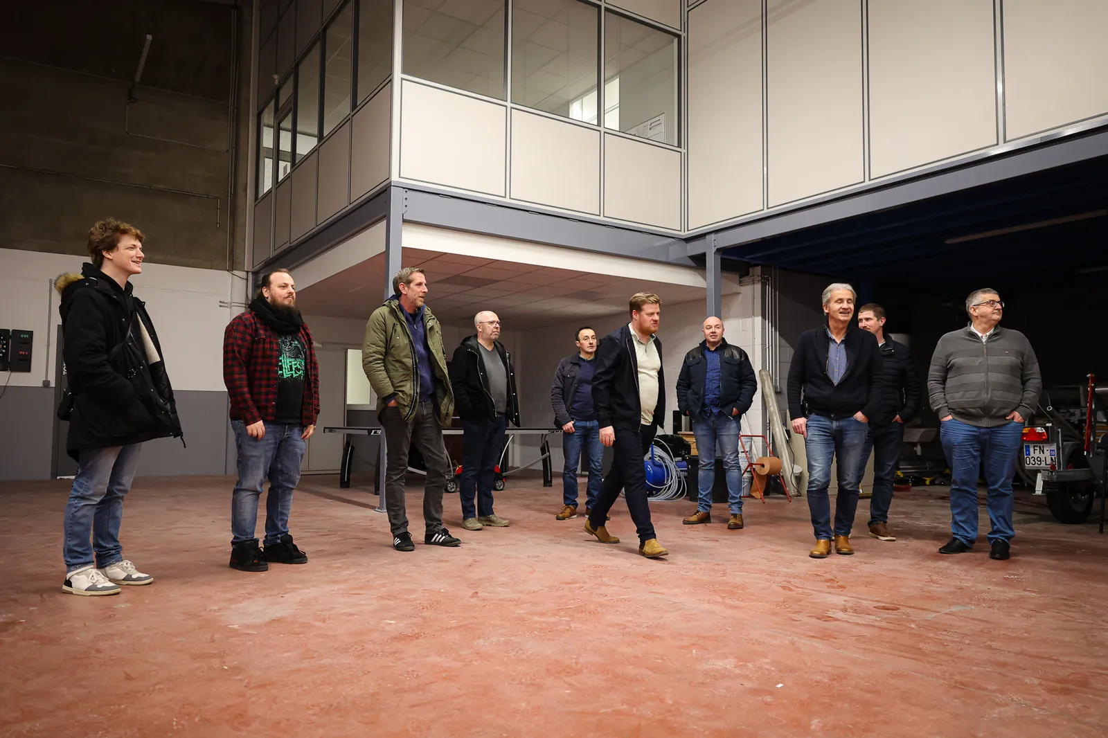 Les équipes réunies dans l’entrepôt de Topensi à Calais